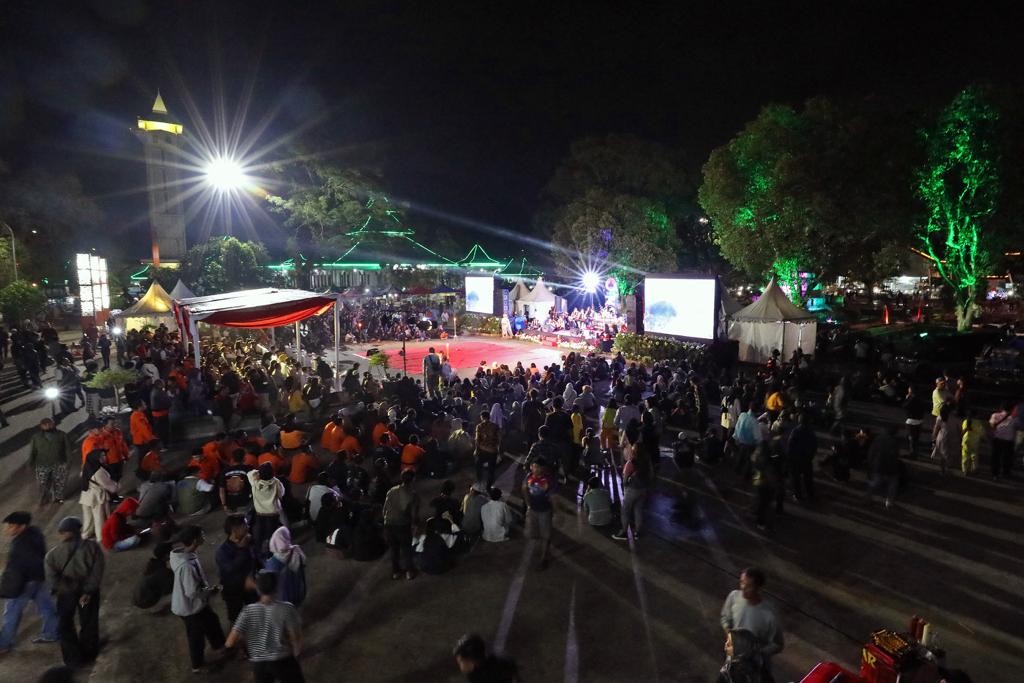 Suasana acara panggung pagelaran Budaya Sadar Bencana (BSB) yang diinisiasi BNPB untuk memberikan edukasi dan literasi kebencanaan di Alun-alun Kabupaten Sumedang, Provinsi Jawa Barat, pada Sabtu (8/7). 